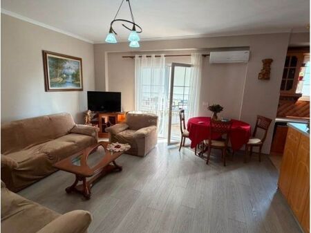 Apartament 2+1 me ballkon për qira – Rruga e Barrikadave
