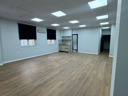 🏢 Zyrë me Qira në Qendër të Tiranës – Përballë Toptanit