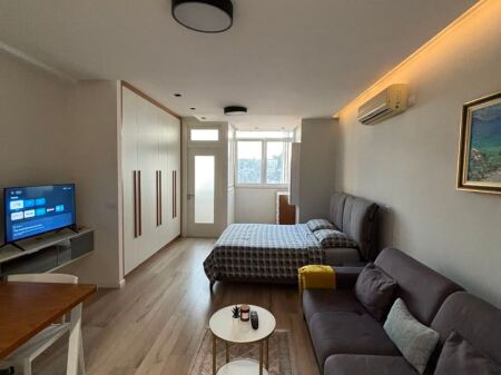 🏡 Apartament 1+1, 53m², i rinovuar totalisht dhe i mobiluar. 📍 Te Vilat Gjermane, 5 min nga Universiteti i Ekonomikut. ☀️ Kati 9, orientim jug-lindje, shumë dritë natyrale. 🛗 Pallat me ashensor. 💰 45.000 Lek/muaj. 📩 Për më shumë info