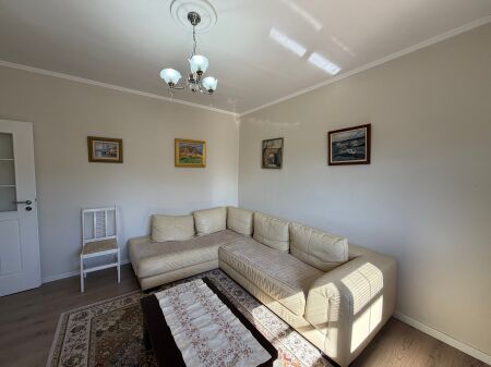 Jepet me qira apartament 2+1  📍 Ndodhet te Rruga Fortuzi, pranë qendrës.  * Tipologjia: 2+1 * Kati: 4 * Pallat pa ashensor * Plotësisht i mobiluar * Zonë e favorshme dhe me akses të lehtë në qendër  💶 Çmimi: 600 € / muaj  Për më shumë informacion ose për vizitë në pronë, kontaktoni.