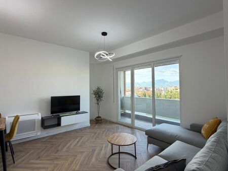 Jepet me qera apartament 1+1 + post parkimi tek Golden Park