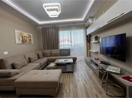Jepet me Qira Apartament 2+1+2 në Qendër