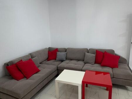 🏠Ne zonen e Saukut,prane Club Cinco Cavalli jepet me qera kati i III-te i nje vile 2+1,i mobiluar.50,000Leke