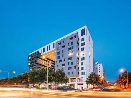 Apartament 3+1 + 2 poste parkimi me hipoteke per shitje tek square 21