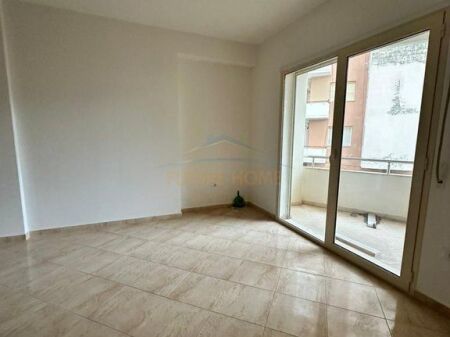 Shitet, Apartament 2+1+2,Lungomare, Vlorë.