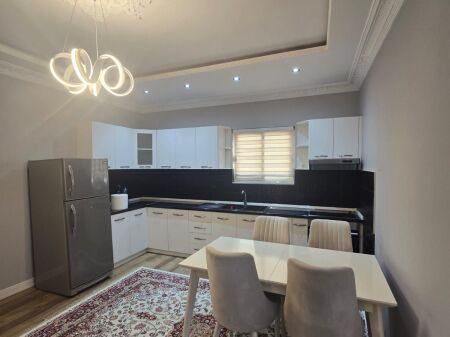 Appartamento 2 +1 2 camere + soggiorno/cucina, balcone, 116 m2, 50.000 lek/mese, edificio adiacente a Grand Gallery, 5° piano