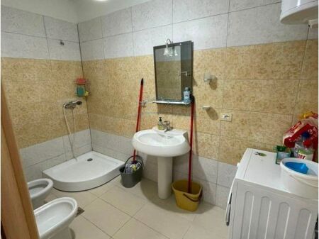 Shitet, Apartament 2+1+Verandë, Vila e Zogut, Durrës.