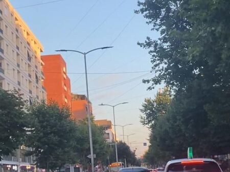 Shitet Ambjent BiznesI Buze Rruge Ne Kamez.