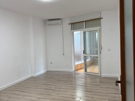 🏢Former Exhibition “Shqiperia Sot” offers business premises for rent for offices,1+1, empty. 80,000Leke (Gross)