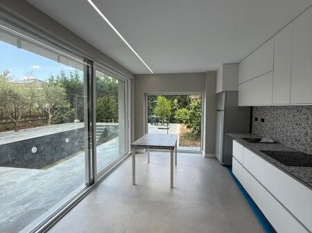 🏡 Vila Moderne me Pishinë për Qira – Rolling Hills Residence