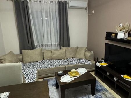 Jepet me qira apartament 2+1+1 500 Mije  lekë