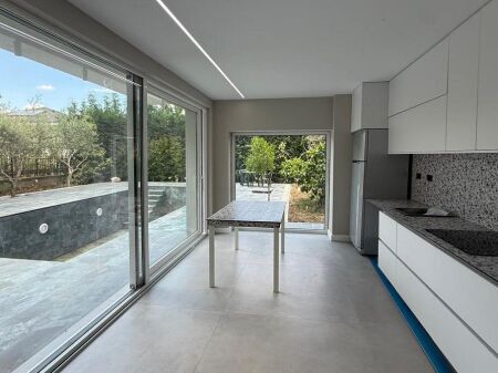 🏡 Vila Moderne me Pishinë për Qira – Rolling Hills Residence ✨🌿