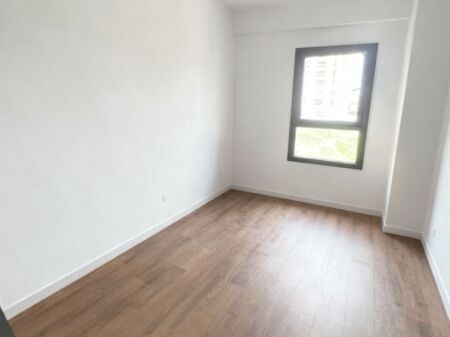 Shitet apartament modern 2+1+2, i pozicionuar në katin e 2-të të një pallati të ri, ndërtim i vitit 2025, tashmë i banueshëm.