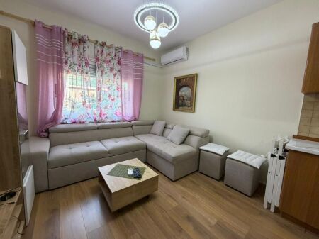 Apartament 1+1 per qira tek Komuna e Parisit