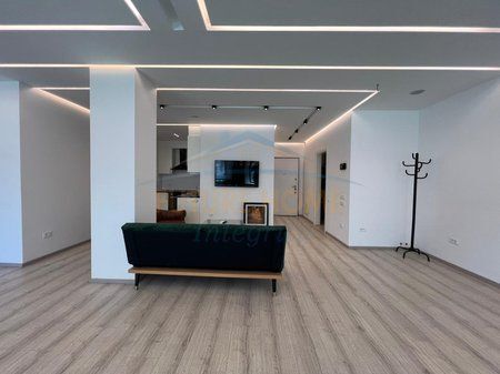 Shitet, Apartament 2+1+2 Ballkone, Bllok, Tiranë.