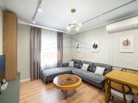Shitet, Apartament 2+1, Rruga Hoxha Tahsim, Tiranë.