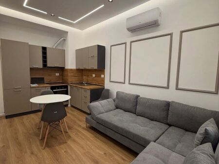 🏢Nella zona di Ali Demi, Rezidenca Kadiu affitta un appartamento 1+1, appena arredato. 450 Euro