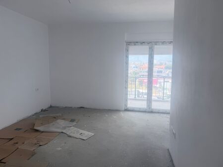 Shitet  apartament  2+1 te Ish sheshi  shqiponja  