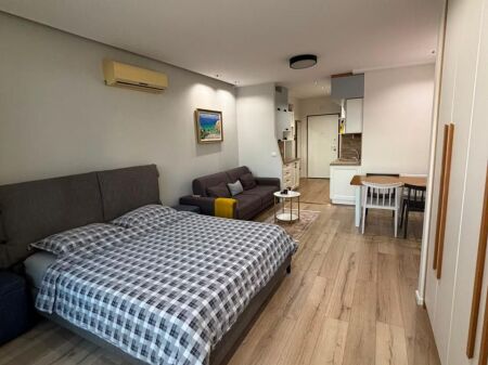 🏡 Apartament 1+1, 53m², i rinovuar totalisht dhe i mobiluar. 📍 Te Vilat Gjermane, 5 min nga Universiteti i Ekonomikut. 💰 45.000 Lek/muaj.