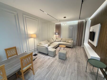 🏡 Jepet me qira super apartament 2+1 + 2 tualete  📍 Rruga “5 Maji Tiranë”, kompleks i ri 🏢 Kati i 4 , me 2 ashensorë ✨ I pabanuar më parë 🛋️ Super luks, i mobiluar me shumë shije  💶 Çmimi: 650 €/muaj