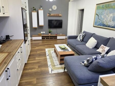 apartament me qira dy minuta nga Blloku