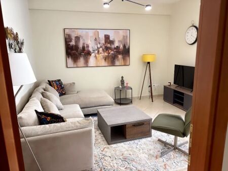 Jepet apartament 1+1 me qira tek Komuna e Parisit , tek Kompleksi Kristal Center .