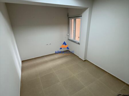 JEPET ME QERA ZYRË 93M2 "RRUGA KOSOVARVE, AFËR CONAD " 1000 EURO