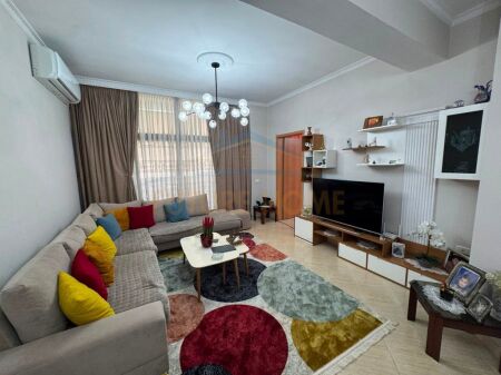 Shitet, Apartament 3+1+2, Rruga e Kavajës, Tirane