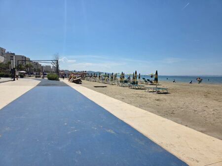 BUSINESS PREMISES FOR SALE FIRST LINE IN THE BEACH-DURRES!