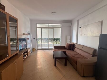 JEPET ME QIRA: Apartament 2+1 i Mobiluar (+ Opsion Parkimi)