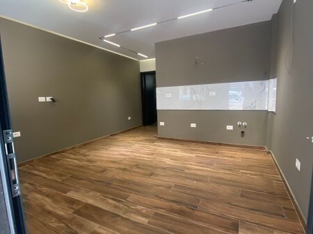 🏢 LOCALE COMMERCIALE IN VENDITA – 21 Dhjetori, vicino a Square 21