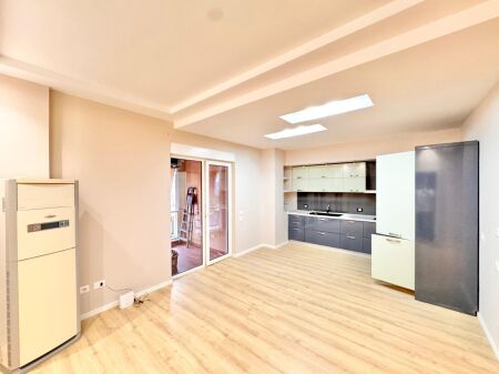 Shitet Apartament 2+1+Parkim Xhamllik, Colombo prane Porcelanit, Oxhaku