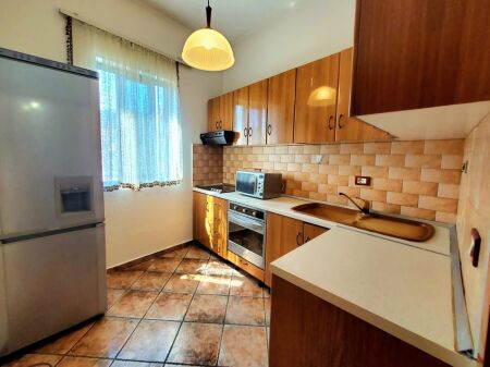 Jepet apartament me qera 2+1 Rruga e Durresit