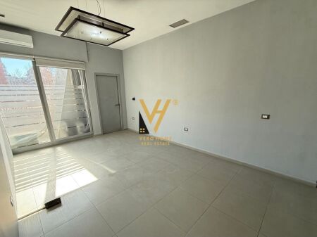 LOCALE COMMERCIALE IN VENDITA 253 M2 IN VIA KAVAJA 590.000 EURO