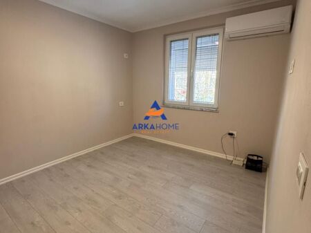 JEPET ZYRË ME QERA 70M2 "21 DHJETORI, PRANE BAR OSLO" 700 EURO