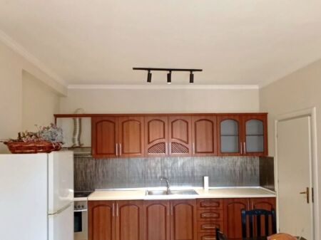 Jepet me qira apartament 1+1 tek rruga e Kavajes tek pasticeri Nela 500 mije leke te vjetra