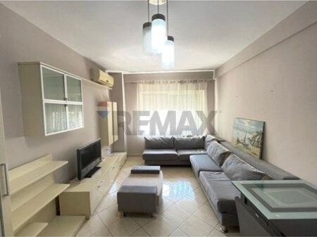 Jepet me Qira Apartament 1+1 te Rruga e Kavajës
