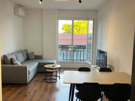 Rruga e Dibres,perballe Ministrise se Mbrojtjes jepet me qera apartament1+1,i mobiluar 50,000Leke     