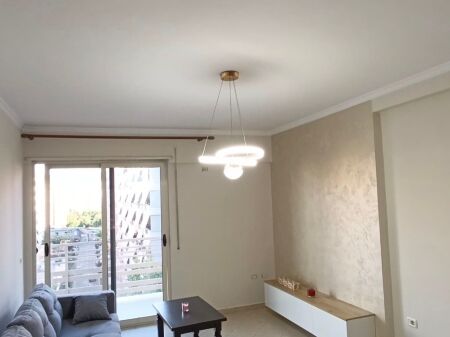 Përballë Deliorgjit jepet apartament me qera 1+1