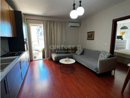 Rruga e Barrikadave, apartament 1+1 me qira 600 € /Muaj