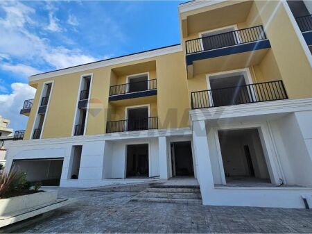 Apartament 2+1 për Shitje në Kompleks në Sauk.