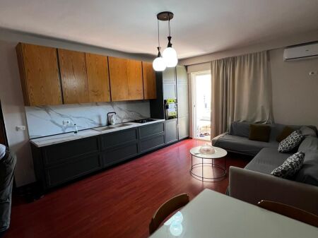 Rruga e Barrikadave, apartament 1+1 me qira