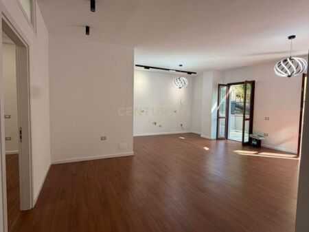 SHITET APARTAMENT 2+1+2 TUALETE DHE VERANDE , SEFER EFENDIU, DURRES !