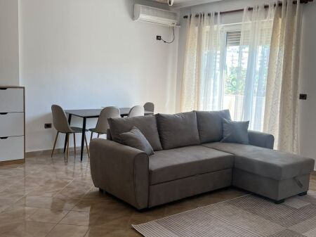 📌 Jepet me Qira Apartament 1+1 – Komuna e Parisit