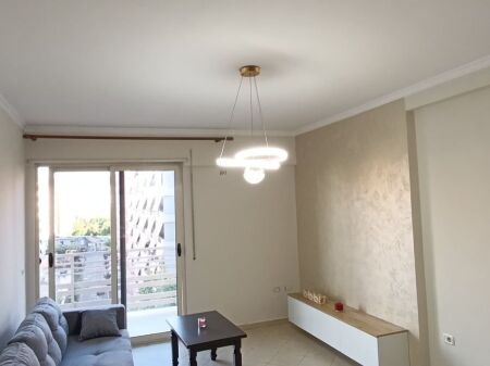 🏡 APPARTAMENTO 1+1 IN AFFITTO – DI FRONTE A DELIJORGJI  📍 Indirizzo: Di fronte a Delijorgji, sopra la Pasticceria Nela💰 Prezzo: 50.000 Lek/mese