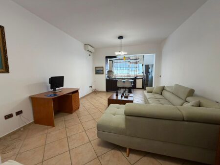 Disponiamo per affitto un appartamento 2+1+2 nella zona di 21 Dhjetori