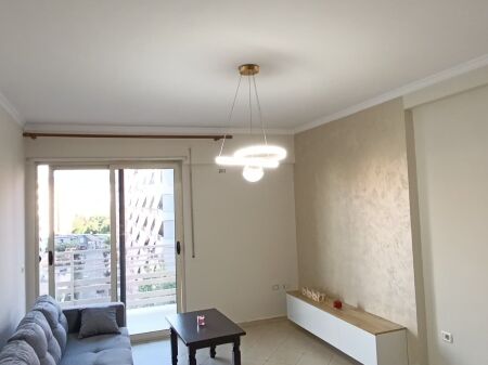Perballe Kompleksit Delijorgji,jepet me qera apartament 1+1,i mobiluar. 50,000Leke
