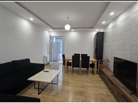 Appartamento in affitto 2+1+ bagno - 📍Via Irfan Tomini, di fronte al complesso Delijorgji 700 mila lek