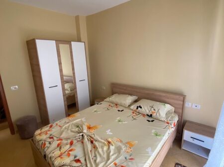 Jepet Apartament 1+1 me qera te Shkembi Kavajes