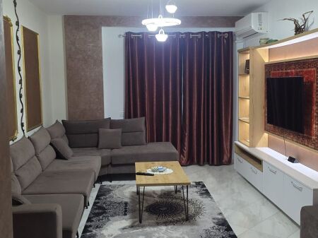 APARTAMENT 2+1 PËR QERA TE KOMPLEKSI TOM DOSHI (SHKOZË)